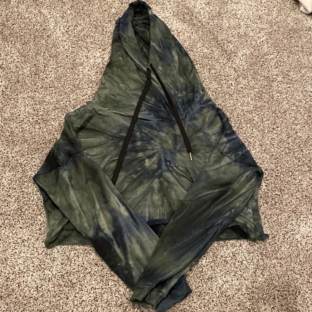 Cropped tie-dye hoodie.